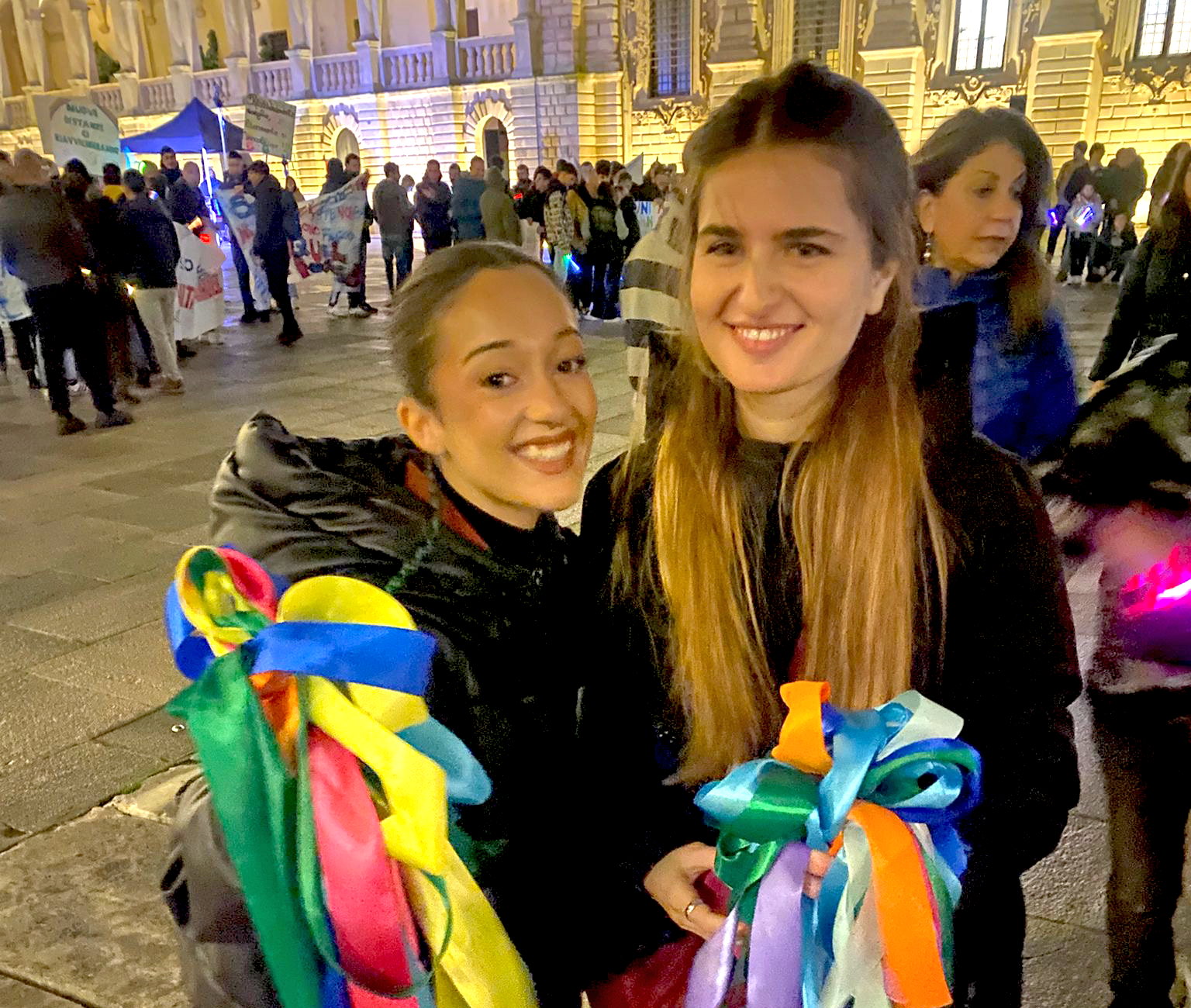Ragazze del Servizio Civile alla marcia Emmanuel per i 45 anni della Comunità